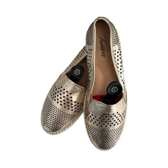 TROTTERS ROYAL PERFORATED LOAFER 9M GOLD METALLIC. - Picture 2 of 7